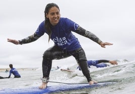 Mireia Cabañes surfeando en el mar.