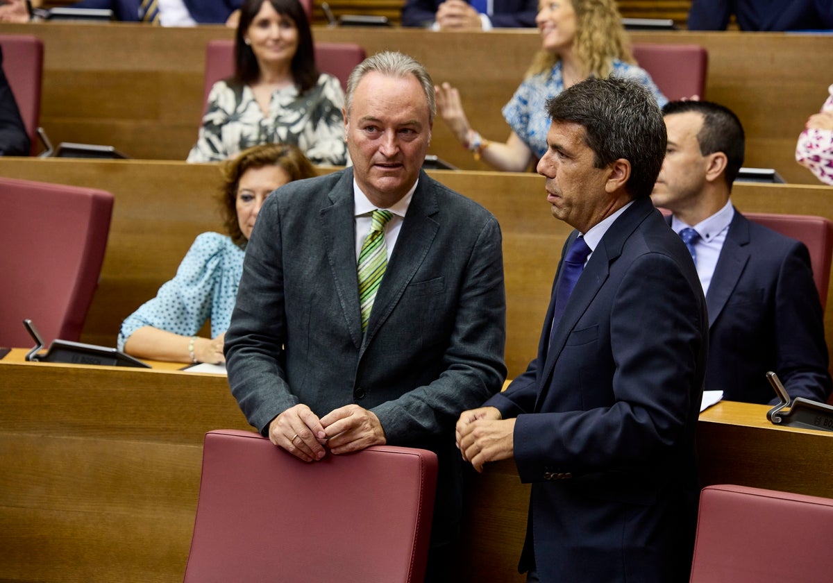 Alberto Fabra conversa con Carlos Mazón, en un pleno reciente.