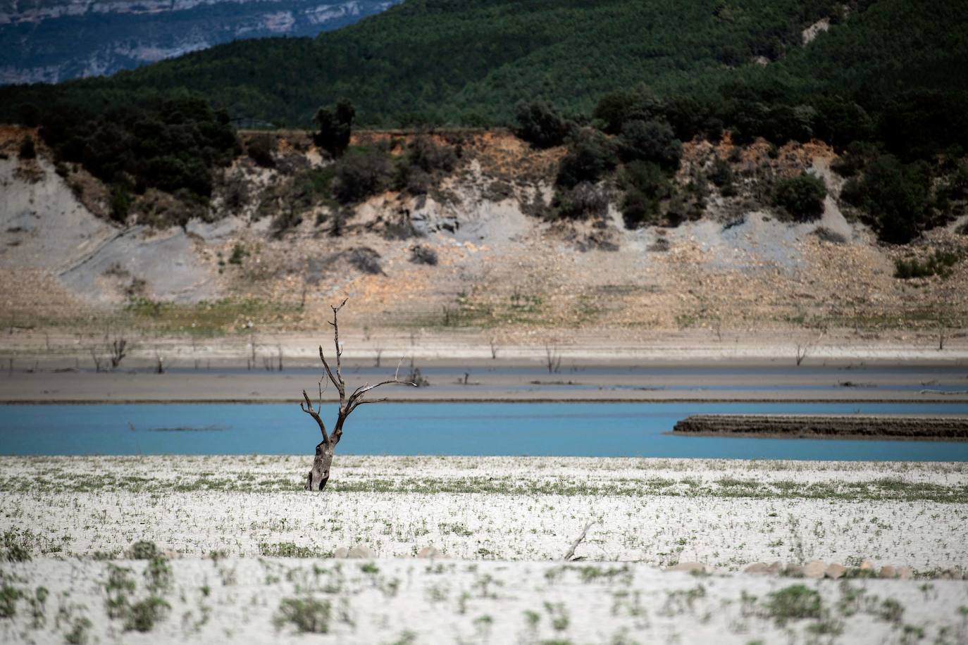 El pantano de Mediano, la sequía y la iglesia que (ya no) emerge de las aguas