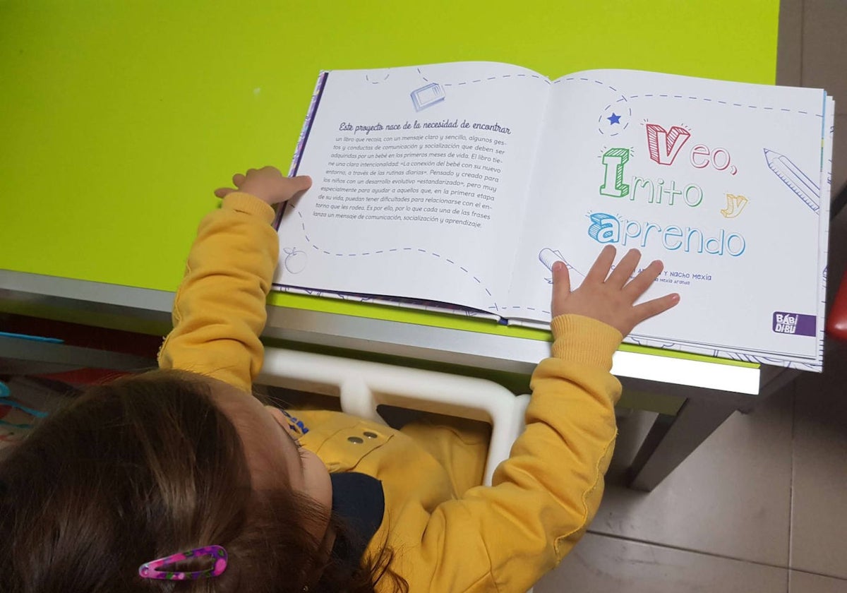 Carmen con el libro que hicieron sus hermanos para ella.