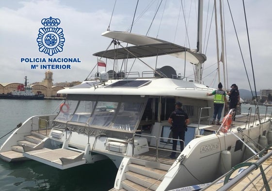 Barco localizado en el puerto de Gandia.