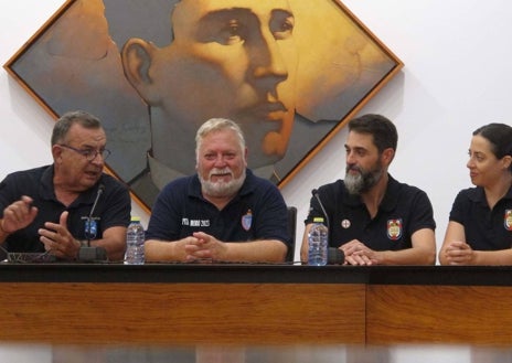 Imagen secundaria 1 - Julián Pérez Ayuso, pregonero de los Moros i Cristians de Dénia