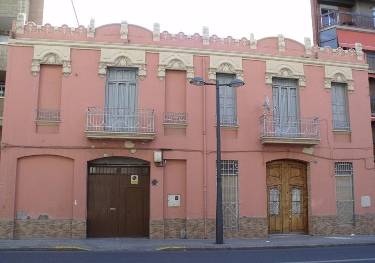 Imagen principal - Las dos casas centenarias en el número 104 y 106 que han sido derribadas.