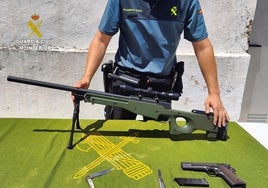 Armas con las que el hombre amenazaba a vecinos y Guardia Civil desde su ventana.