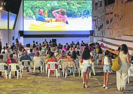 Imagen secundaria 1 - El cine de verano de Serra nació en 1958.