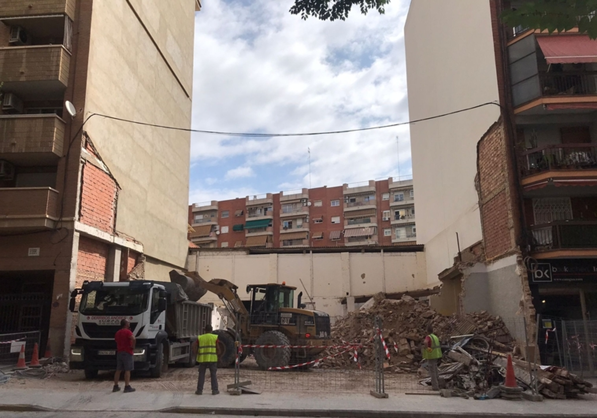 Derriban dos de las últimas casas centenarias de la avenida de Burjassot