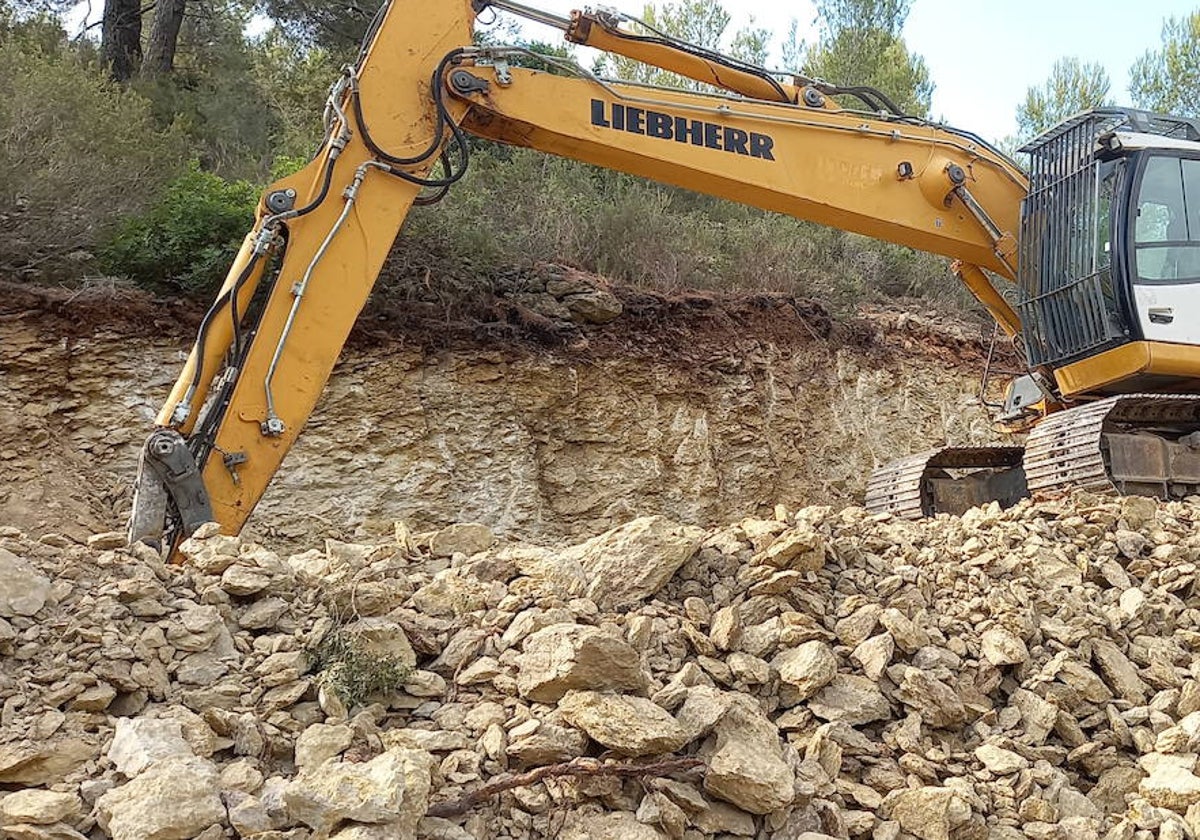 La maquinaría trabajando en el ámbito del PAI de Llíber.