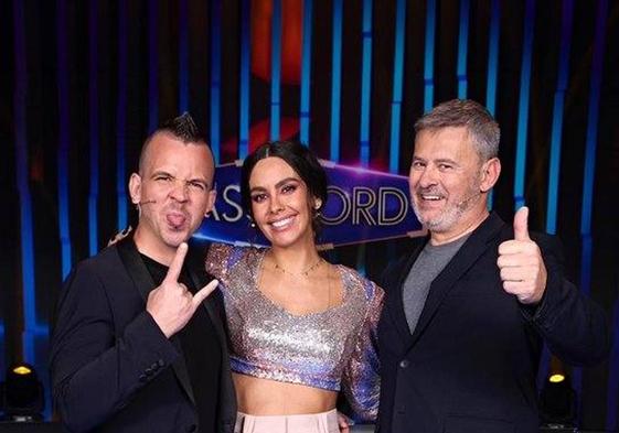 La presentadora, Cristina Pedroche, junto a los invitados del estreno, Dabiz Muñoz y Miki Nadal