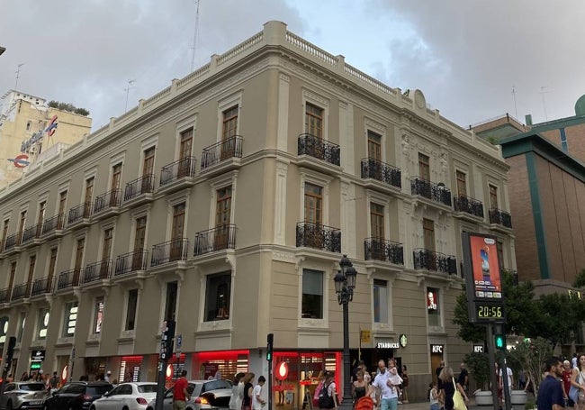 Edificio que acogió la afetería lauria en la actualidad.