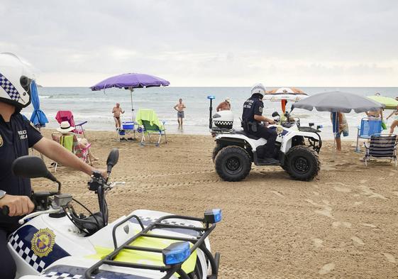 La Policía Local vigila una playa en Valencia, imagen de archivo.