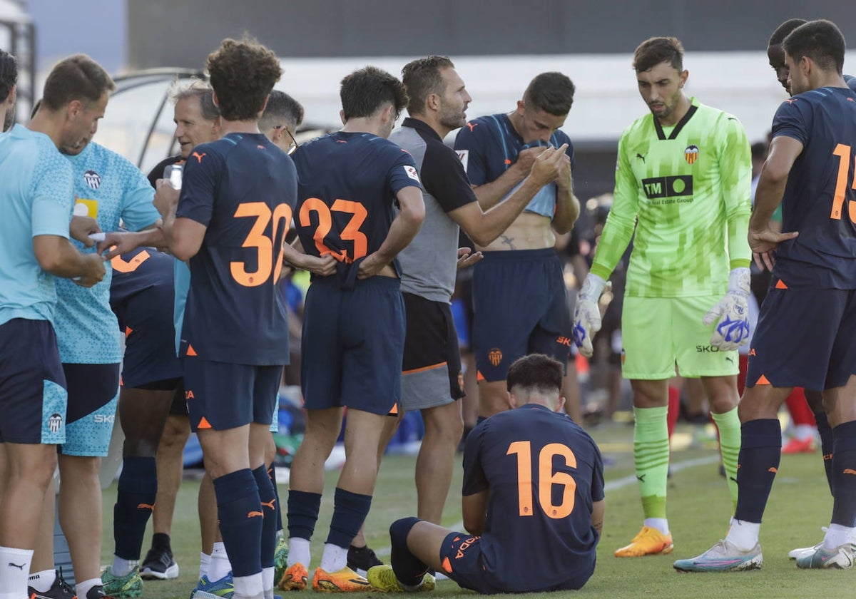 Baraja da instrucciones en una de las pausas para la hidratación del partido ante el Alavés.