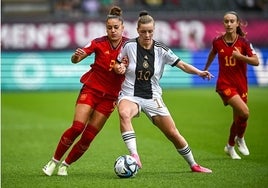 Carla Camacho pelea por el balón durante el partido de ayer.