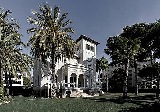 La construcción está rodeada de una parcela de jardín de unos dos mil metros cuadrados en primera línea de playa.