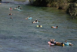 Bañistas en el río Júcar a su paso por la Ribera Alta.