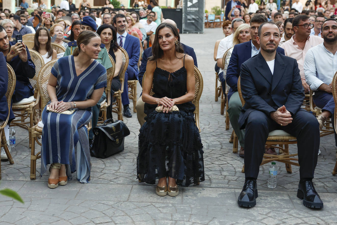 Letizia arranca su verano en Palma de Mallorca de negro y dorado