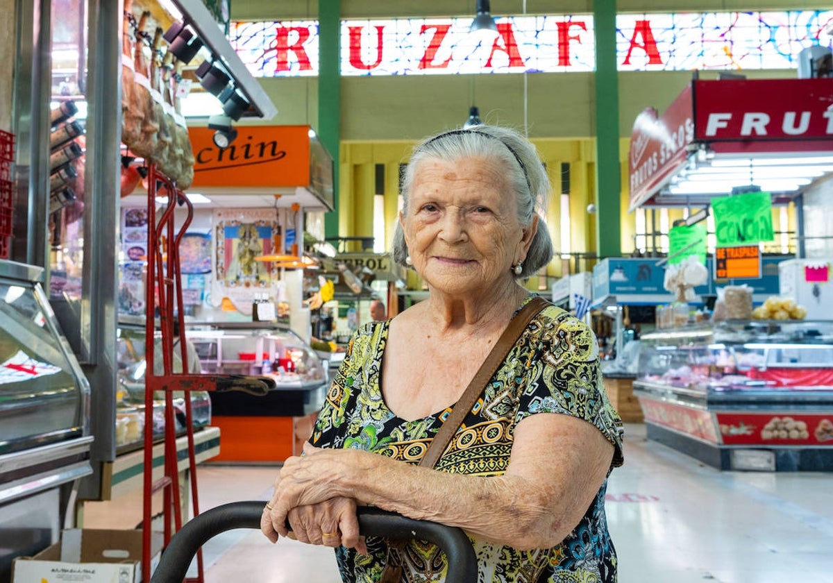 Vicenta Badenas, clienta durante más de 90 años del mercado de Ruzafa.