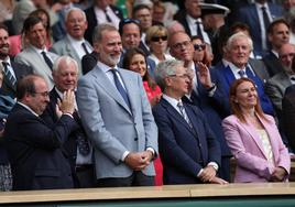 El rey Felipe VI, en Wimbledon, en una fotografía que ha dado la vuelta al mundo por el corte perfecto de su traje.