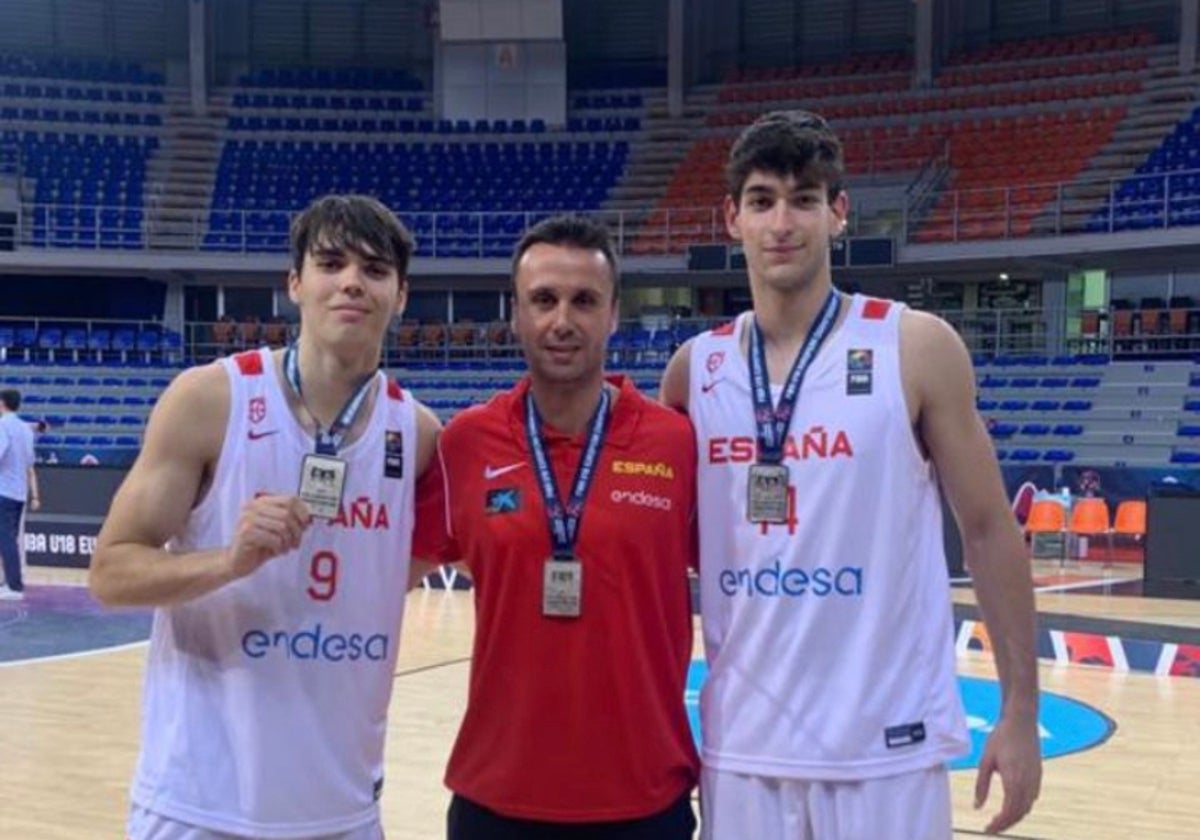 Lucas Marí, David Barberà y Julio Galcerán con las medallas de plata.