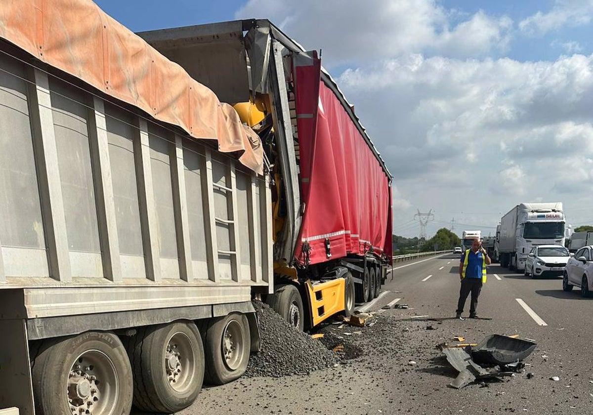 Camiones accidentados en el kilómetro 333 del by-pass.