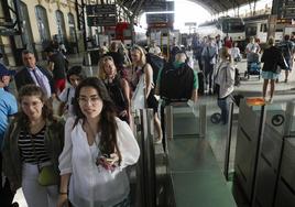 Llegada del tren de Barcelona a la estacion del norte.