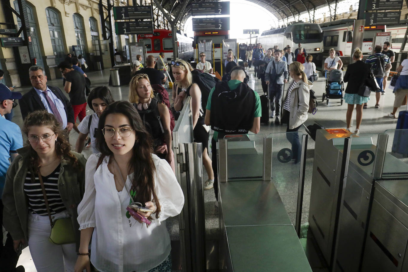 Llegada del tren de Barcelona a la estacion del norte.