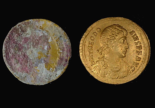 Una de las monedas, antes y después de la restauración.