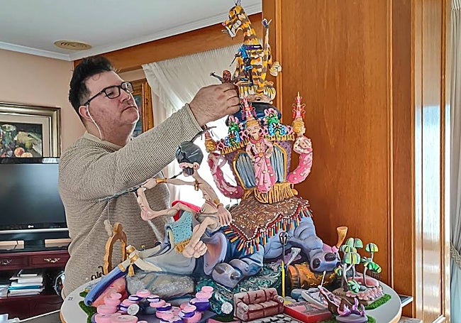 Nico Garcés, con una de las maquetas de falla que colecciona.