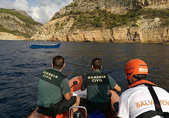Imagen de archivo de una patera en aguas de Benitatxell.