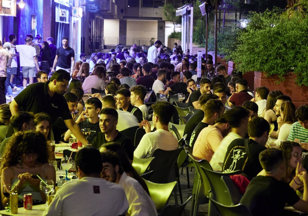 Usuarios de una terraza de la plaza de Honduras. en imagen de archivo.