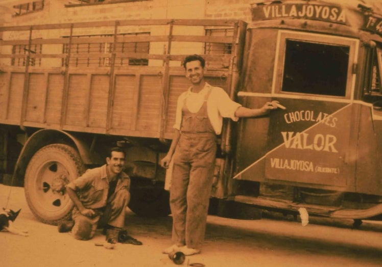 Imagen principal - Un camión antiguo de la empresa; envoltorio de 1940 y el fundador de la compañía, Valeriano López Lloret.