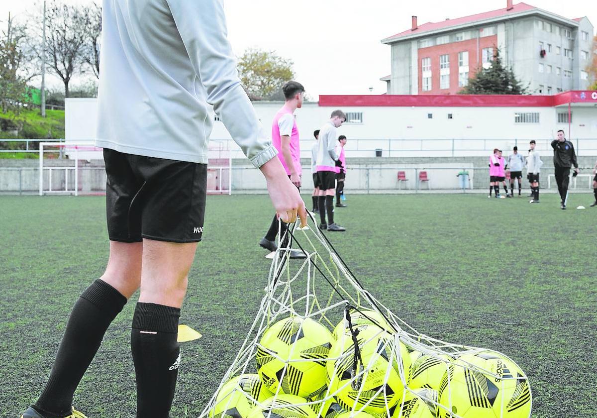 Un entrenamiento de fútbol base, en una imagen de archivo.