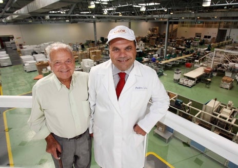 Imagen secundaria 1 - La tercera generación de Chocolates Valor; Pedro López, con su padre, Pedro López Mayor; los Príncipes de Asturias durante su visita a la fábrica en 2006.