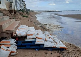 Estado de la playa de Tavernes tras los fuertes temporales.