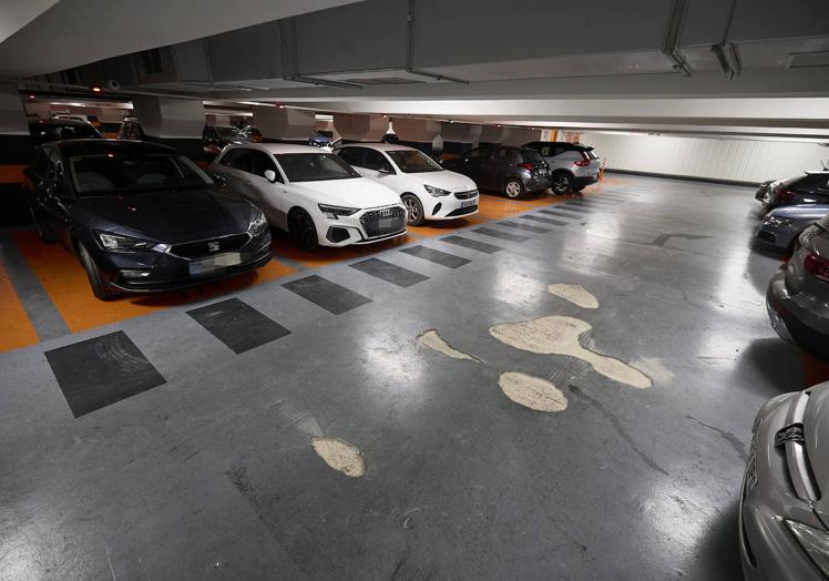 Imagen principal - Chapuza en el parking de la plaza de la Reina, un año después