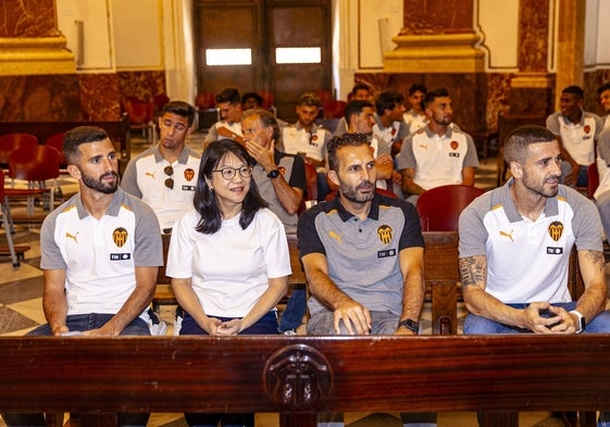 La presidenta del Valencia, Layhoon Chan, entre Gayà y Baraja.