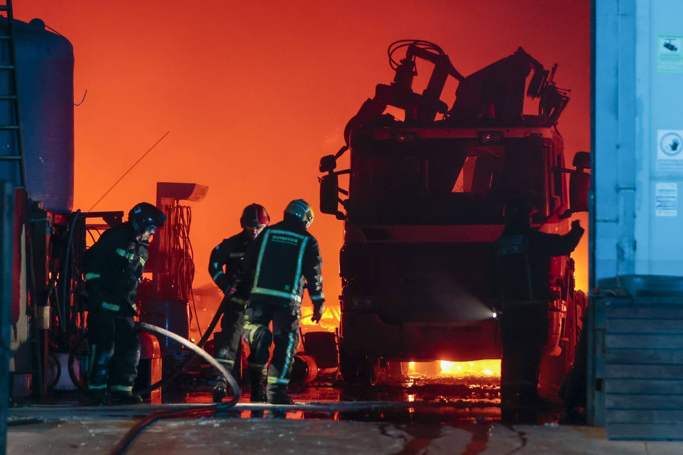 Varios bomberos intentan controlar las llamas del incendio de Castellón.