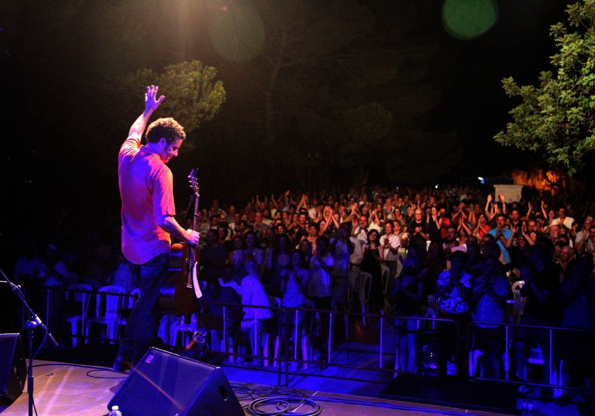 DePedro durante el concierto en el castillo.