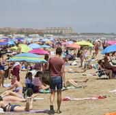 Cuatro formas de mantener fría la bebida en la playa