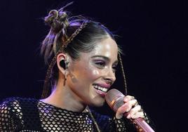 Cantante Tini durante un concierto