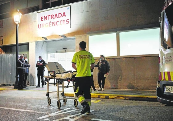 Personal sanitario y de seguridad, a las puertas de Urgencias de un hospital en plena pandemia.