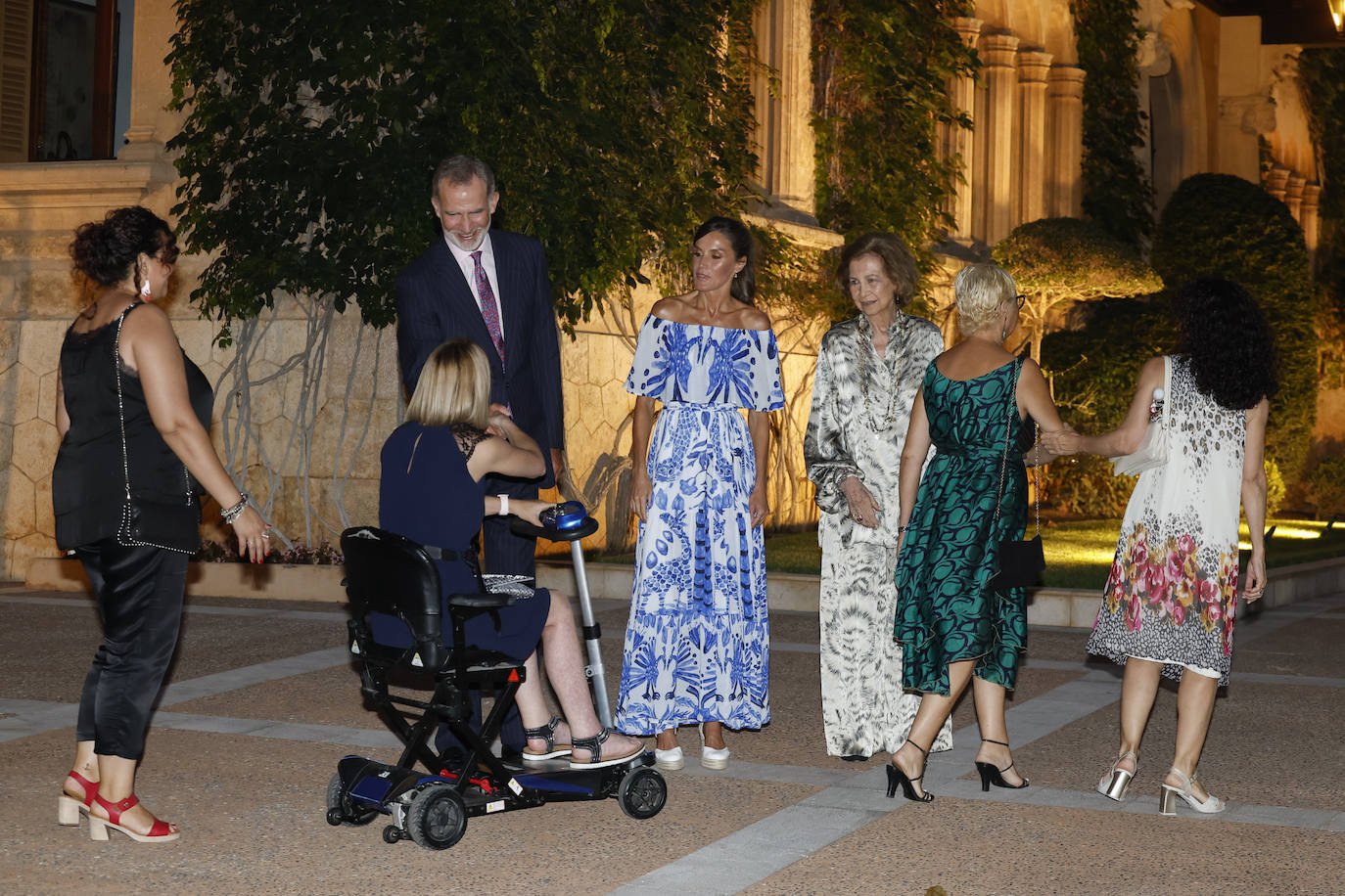 Los Reyes reciben a la sociedad civil balear en el palacio de Marivent