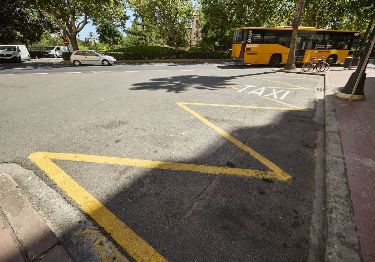 Una parada de taxis en Fernando el Católico, desierta este viernes por la mañana.