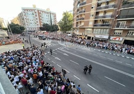 Miles de valencianistas en la Avenida de Suecia a pocos minutos de la presentación de la plantilla del Valencia sobre el césped.