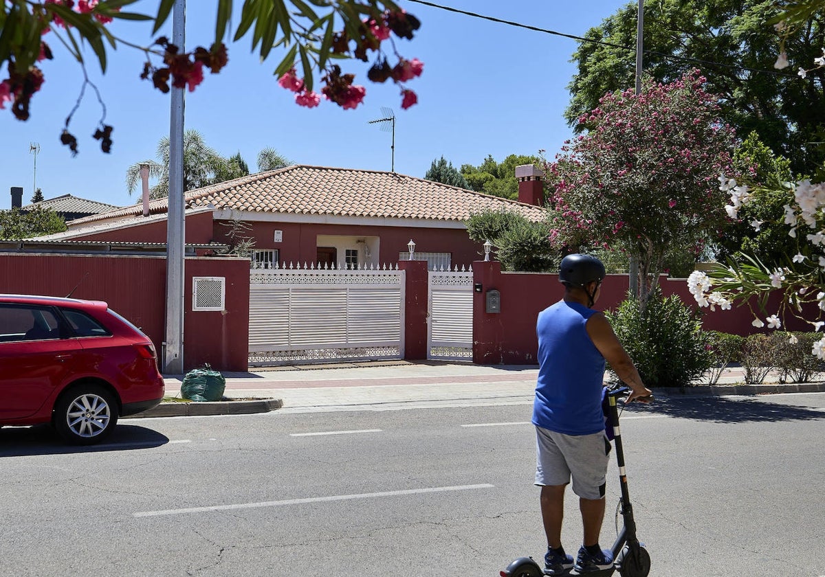 Chalé donde residía el joven sospechoso en la Pobla de Vallbona, que fue registrado el miércoles por la Guardia Civil.