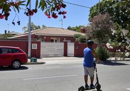 Chalé donde residía el joven sospechoso en la Pobla de Vallbona, que fue registrado el miércoles por la Guardia Civil.