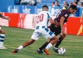 Álex Muñoz intentando zafarse de Undabarrena, centrocampista del Leganés.