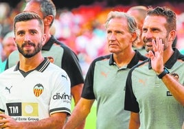 José Luis Gayà y Rubén Baraja, durante la presentación previa al Trofeo Naranja en Mestalla.