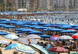 Turistas en la playa de Benidorm.