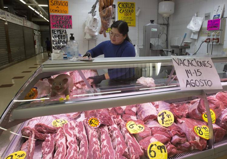 Imagen principal - Mercado de Torrefiel: «Sin el público latino, estaríamos cerrados»