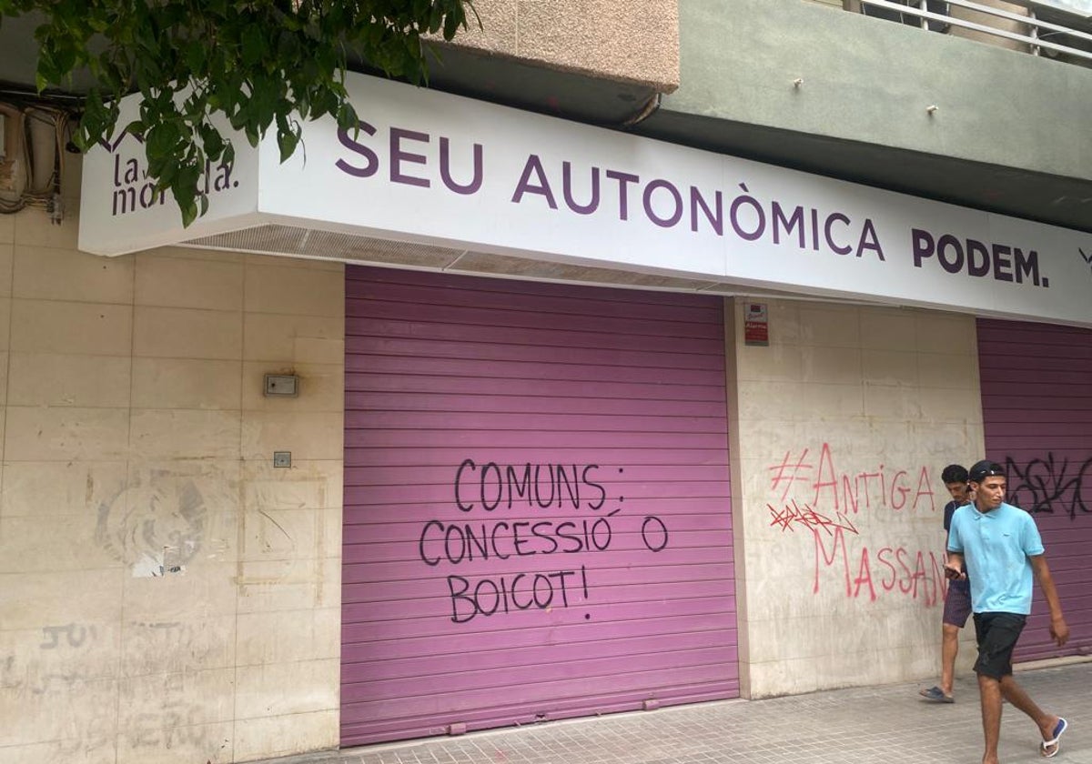 La sede de Podem cerrada en la Av. Constitución este martes.